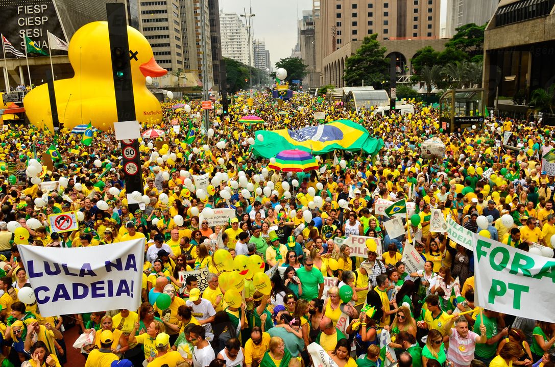 Manifestação_em_São_Paulo_contra_corrupção_e_o_governo_Dilma_em_13_de_março_de_2016_(3).jpg